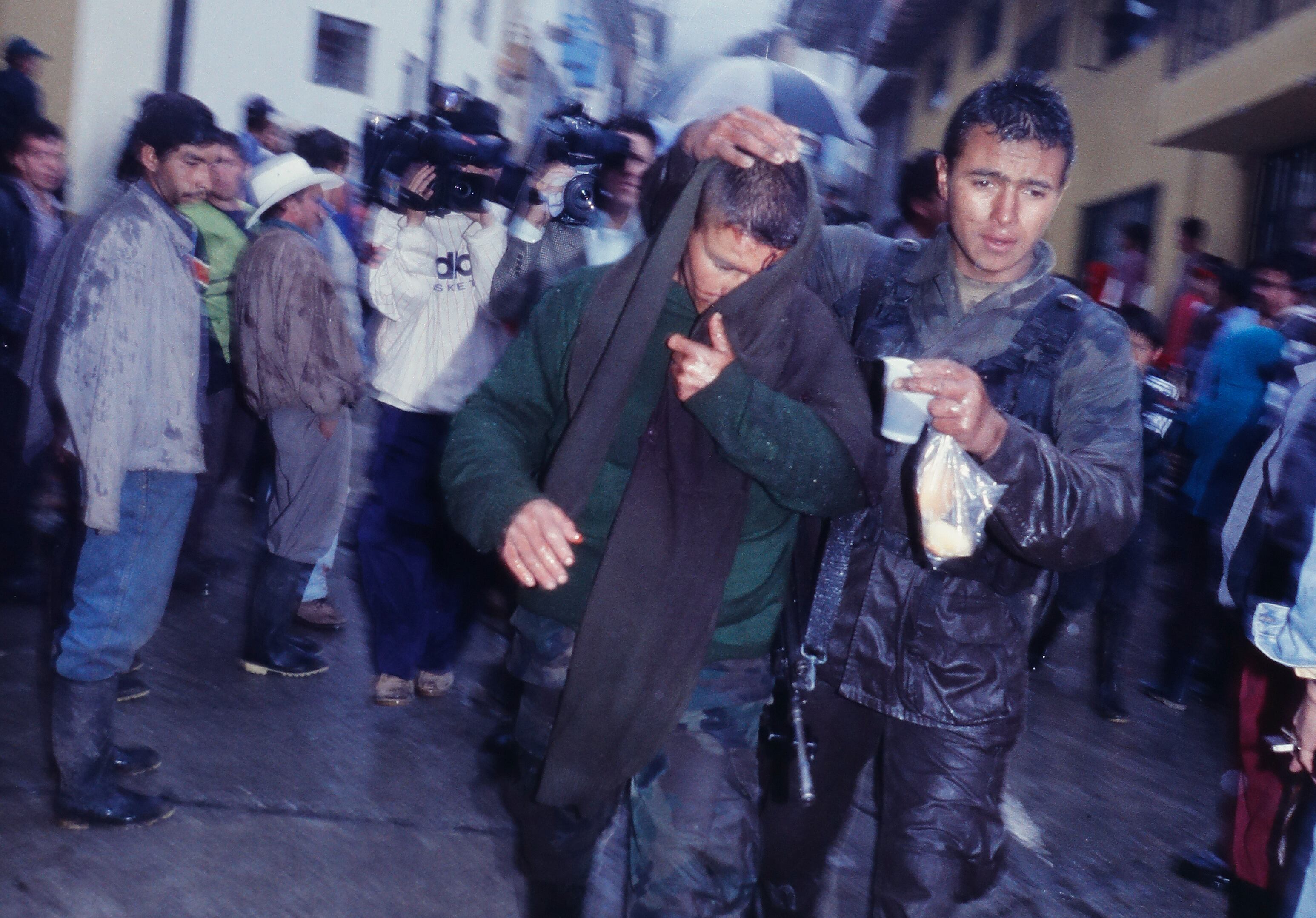 Ataque guerrillero en Gutiérrez Cundinamarca, perpetrado por las Farc, donde, 35 soldados y tres suboficiales del Ejército, algunos murieron en combate y otros en estado de indefensión.
8 de julio de 1999
Foto Guillermo Torres Reina / Revista Semana