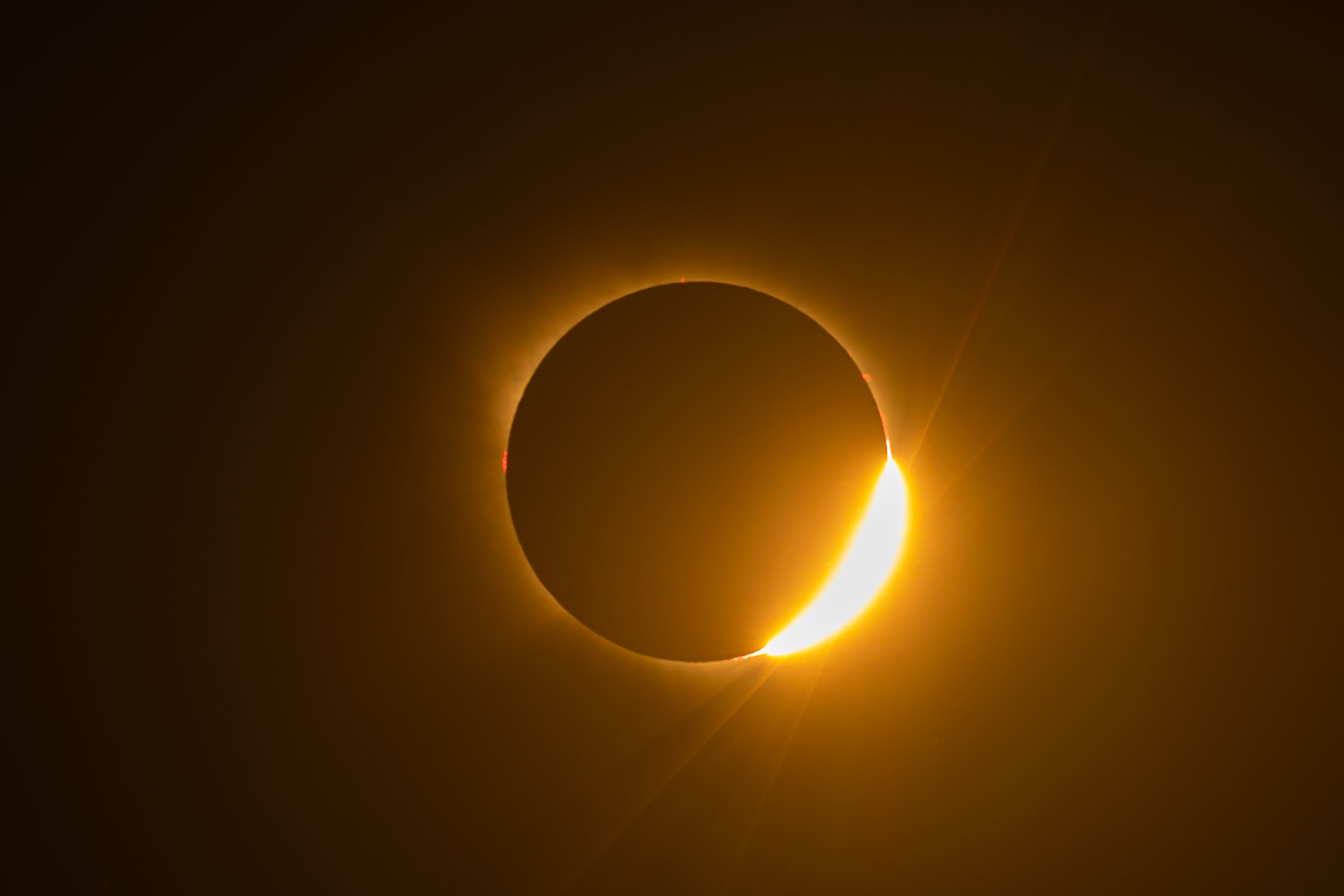 Un eclipse solar es uno de los eventos más impresionantes de la naturaleza, pero también exige precauciones.