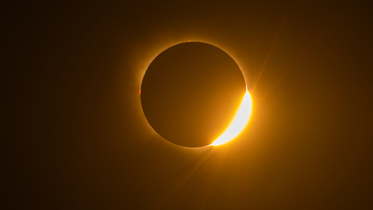 Un eclipse solar es uno de los eventos más impresionantes de la naturaleza, pero también exige precauciones.