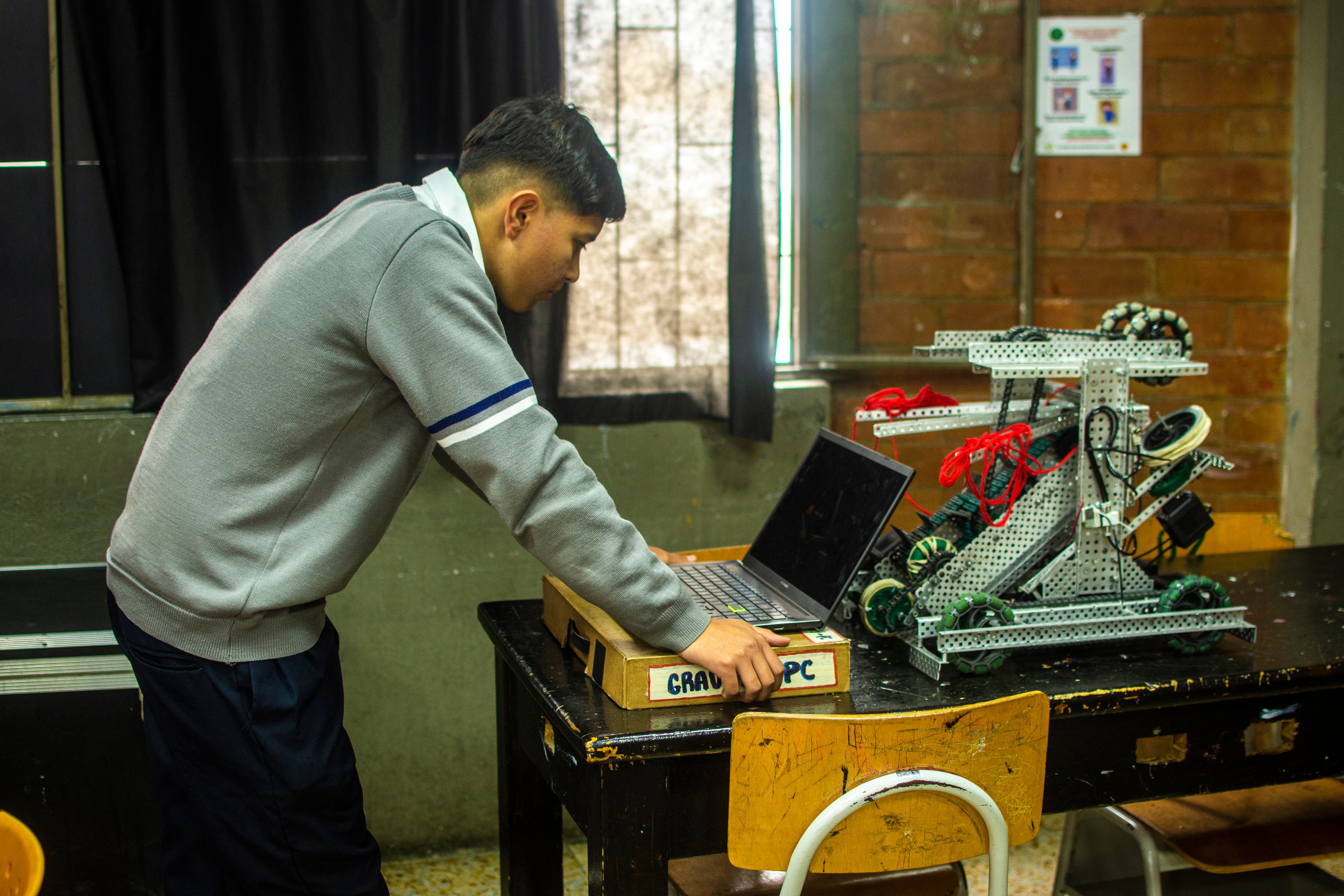 El colegio obtuvo el premio a la excelencia en el XVI Torneo Nacional Robótica Extrema VEX Robotics Competition 2021-2022.