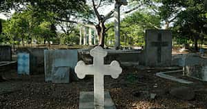 El 6 de julio de 1986, siete meses después de la tragedia, el entonces papa Juan Pablo II visitó las ruinas de Armero. El Máximo Pontífice oró de rodillas por las víctimas junto a una enorme cruz blanca (al fondo), que había sido construida en el lugar que ocupaba el parque principal del pueblo.