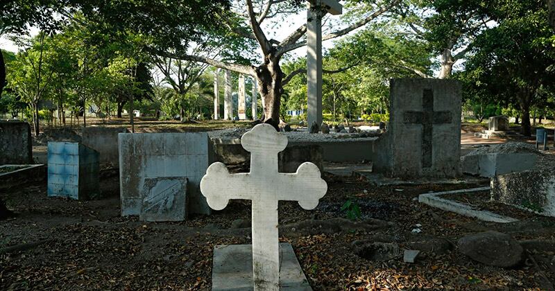 El 6 de julio de 1986, siete meses después de la tragedia, el entonces papa Juan Pablo II visitó las ruinas de Armero. El pontífice oró de rodillas por las víctimas junto a una enorme cruz blanca (al fondo), que había sido construida en el lugar que ocupaba el parque principal del pueblo.