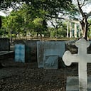 El 6 de julio de 1986, siete meses después de la tragedia, el entonces papa Juan Pablo II visitó las ruinas de Armero. El Máximo Pontífice oró de rodillas por las víctimas junto a una enorme cruz blanca (al fondo), que había sido construida en el lugar que ocupaba el parque principal del pueblo.