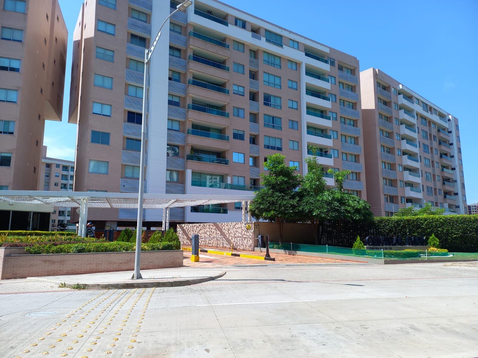 Edificio en el que se ubica el apartamento de Nicolás Petro.