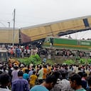 Los espectadores observan mientras los rescatistas trabajan después de que un tren de carga chocó contra Kanchanjunga Express, un tren de pasajeros, cerca de la estación New Jalpaiguri, estado de Bengala Occidental, India, el lunes 17 de junio de 2024. (Foto AP/Diptendu Dutta)