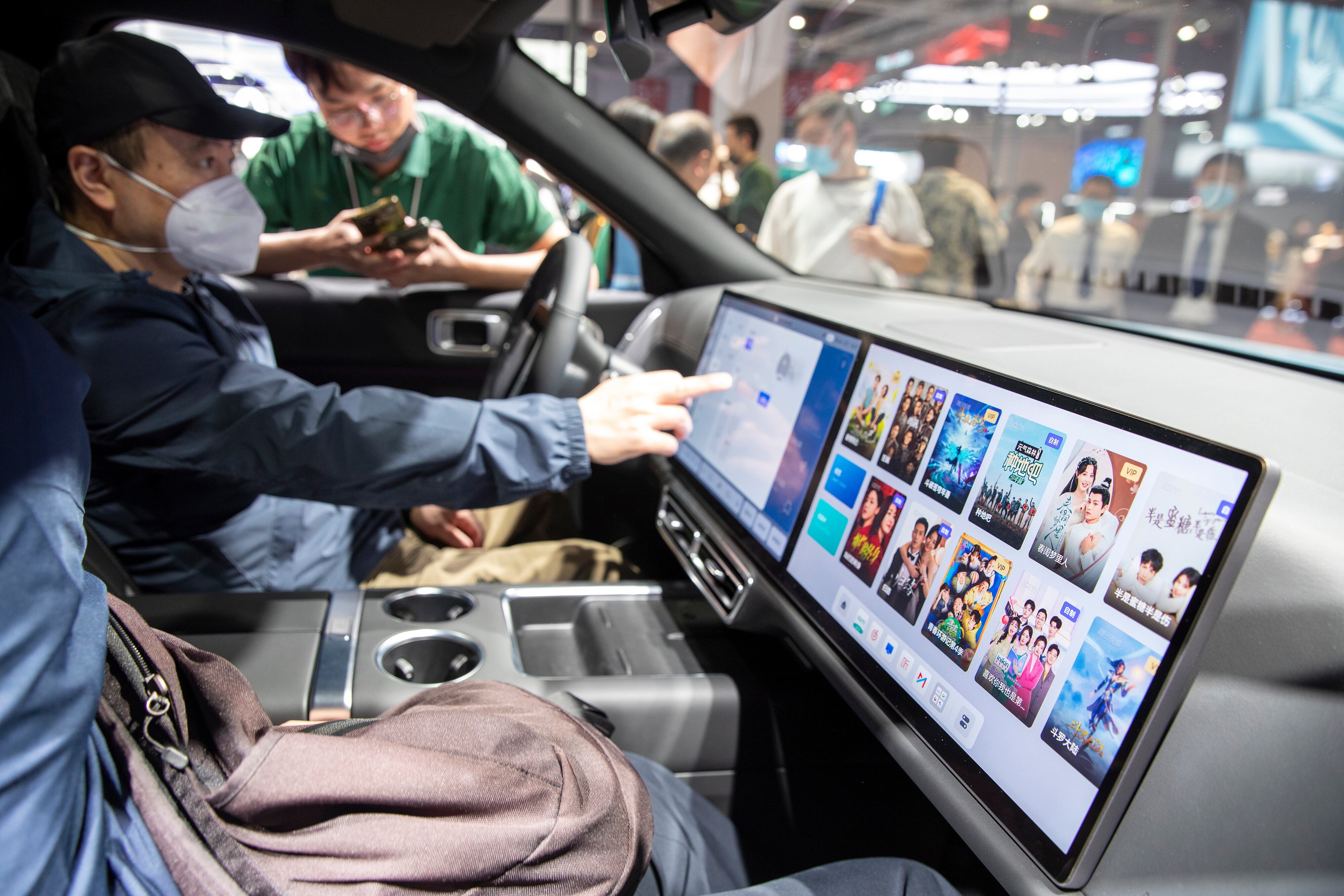 Es importante tener en cuenta el tipo de pantalla y la compatibilidad de este dispositivo con el sistema eléctrico del carro.