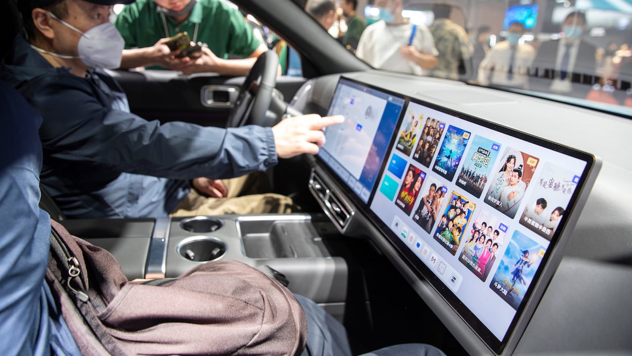 Es importante tener en cuenta el tipo de pantalla y la compatibilidad de este dispositivo con el sistema eléctrico del carro.