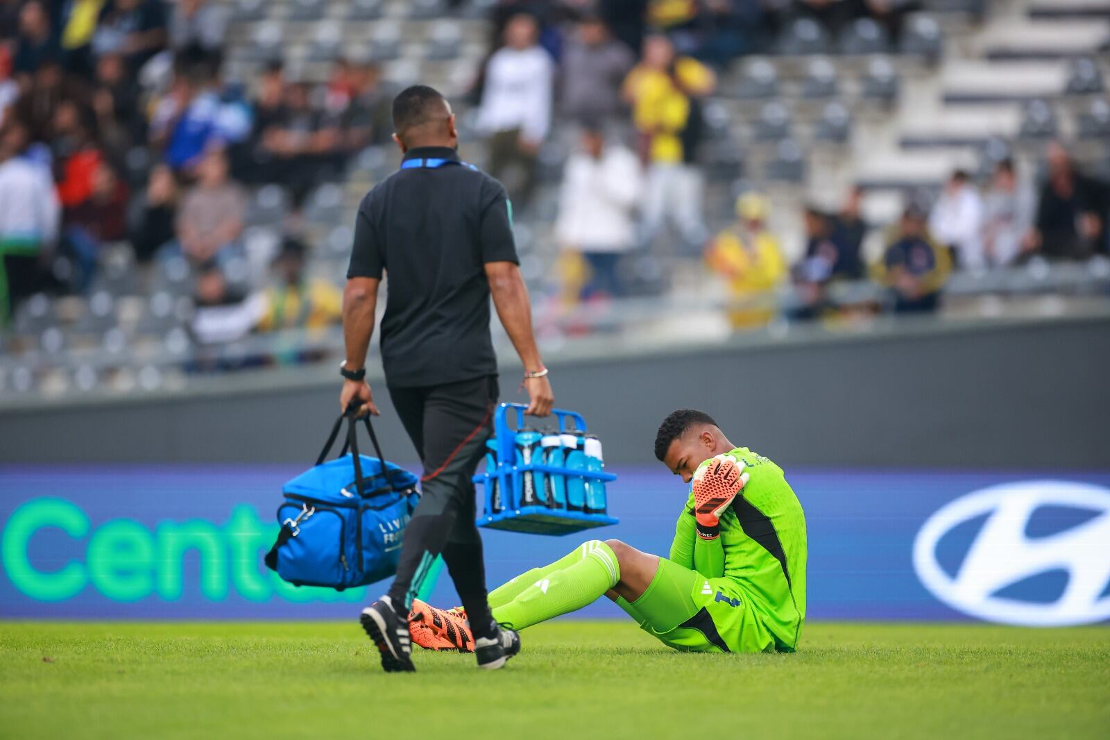 Luis Marquinez y un fuerte dolor en el hombro en el juego de Colombia vs. Israel.