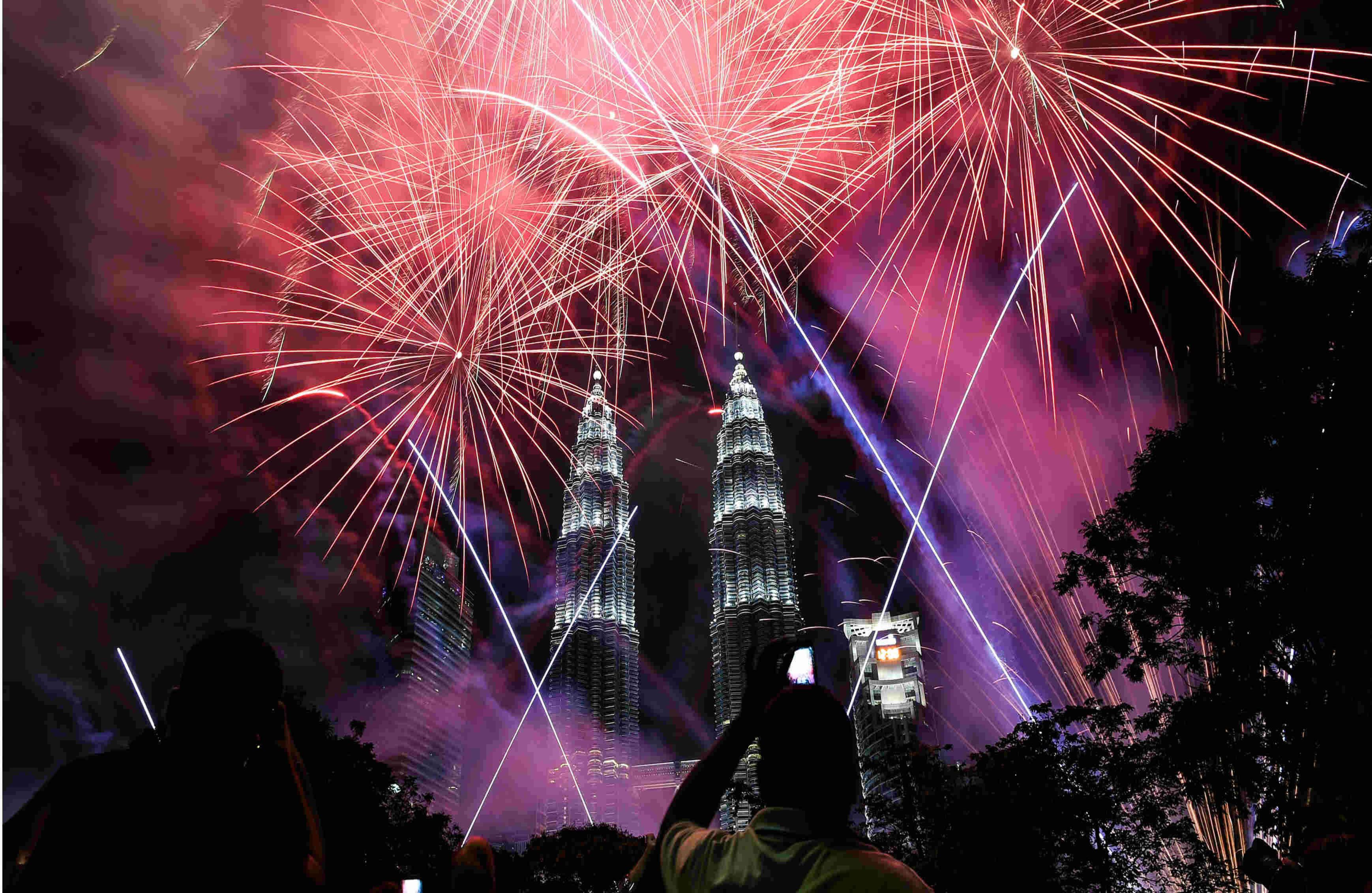 En Malasia se lanzaron fuegos artificiales con las Torres Petronas como fondo.