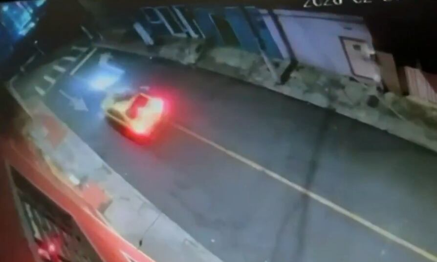 El motociclista encima del techo del taxi, tras haberlo atropellado.