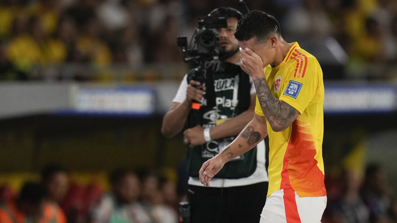 James Rodríguez, capitán de la Selección Colombia, tras su salida contra Paraguay.
