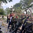 Policía levanta la escombrera que quedó después de 4 días de bloqueos en la vía que de Medellín conduce a la Costa Caribe.