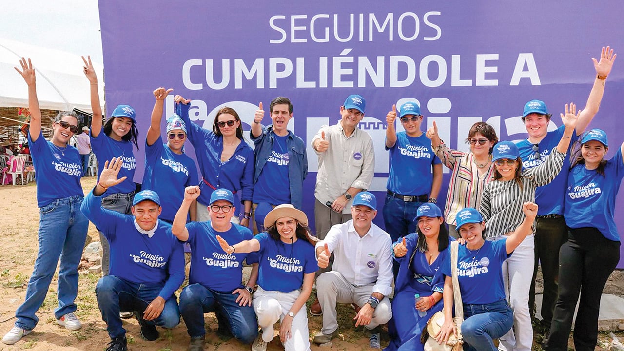 En la imagen, Luis Carlos Sarmiento Gutiérrez, presidente de la Junta Directiva de Grupo Aval; María Lorena Gutiérrez, presidenta de Grupo Aval; y Juan Manuel Rojas, presidente de Promigas, junto a colaboradores de ambas compañías durante una jornada del proyecto en La Guajira.