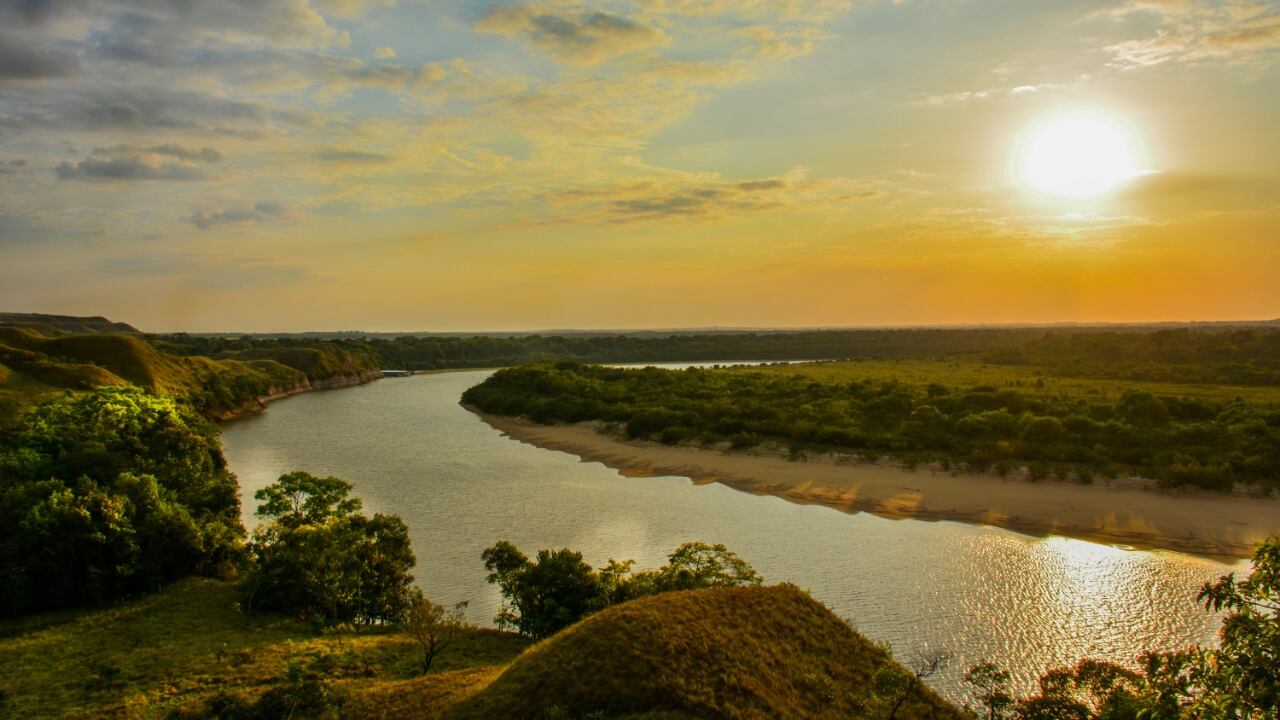 Delfines en el Manacacías
Ubicado en el municipio de Puerto Gaitán, Meta, este río se ha hecho famoso por ser hábitat de los delfines rosados, que pueden ser avistados por parte de los visitantes desde las playas de arena blanca que bordean el afluente. Otros de los planes que ofrece el destino son caminatas por el malecón y pesca deportiva. Foto: Gobernación del Meta