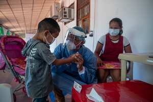 El psicólogo de Americares, Andrés Anzola, en atención psicosocial con un paciente durante una jornada en Puerto Carreño, Vichada.