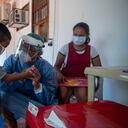 El psicólogo de Americares, Andrés Anzola, en atención psicosocial con un paciente durante una jornada en Puerto Carreño, Vichada.