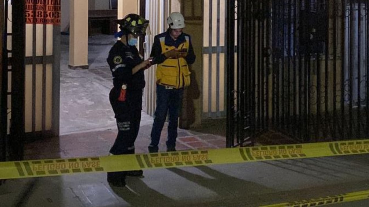 Entrada de edificio con orden de evacuación en el barrio Boston de Medellín.