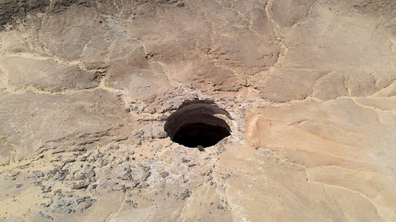 El cráter está ubicado en el desierto de la provincia de Al-Mahra.