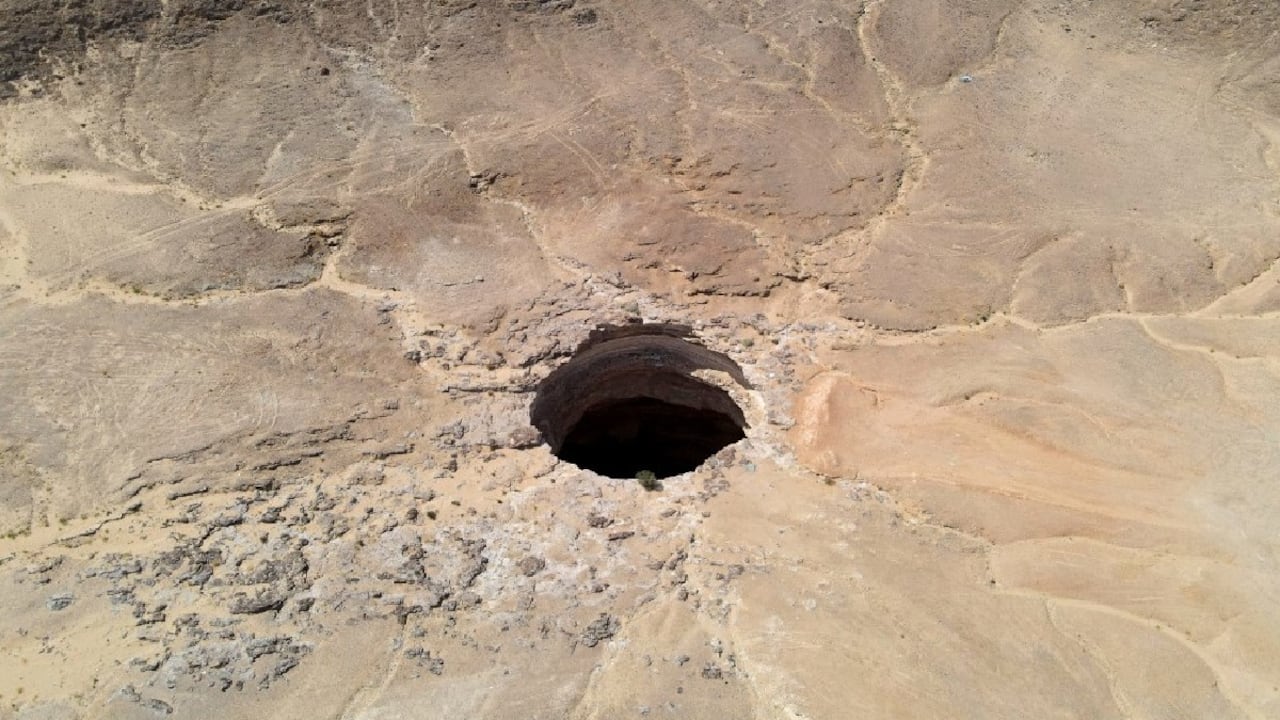 El cráter está ubicado en el desierto de la provincia de Al-Mahra.
