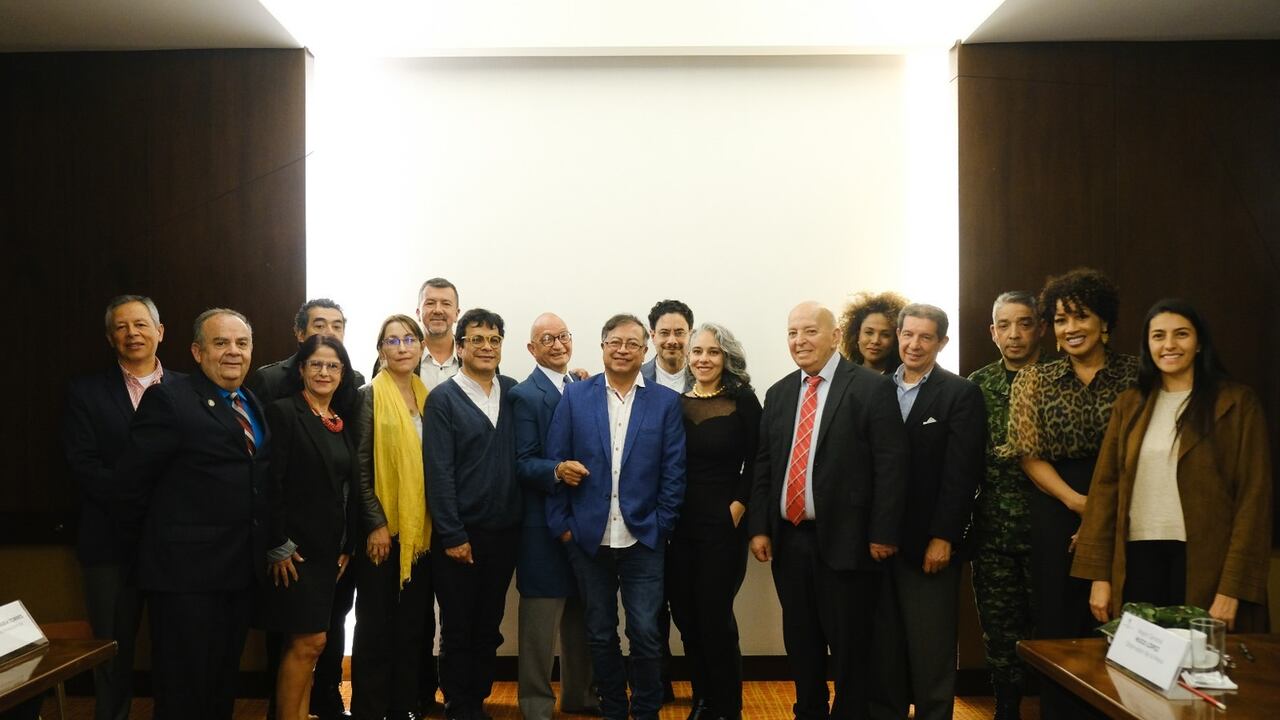 Delegación negociadora del Gobierno Nacional con el Ejército de Liberación Nacional (ELN) en reunión reciente con Gustavo Petro.