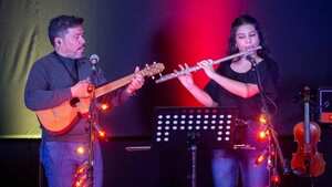 José Ramírez lleva 14 años en Colombia enseñando música y cantando la gaita zuliana. Pasó de ser mesero a dar clases en la universidad de Cundinamarca y ahora trabaja afinando instrumentos para el cantante Carlos Vives.