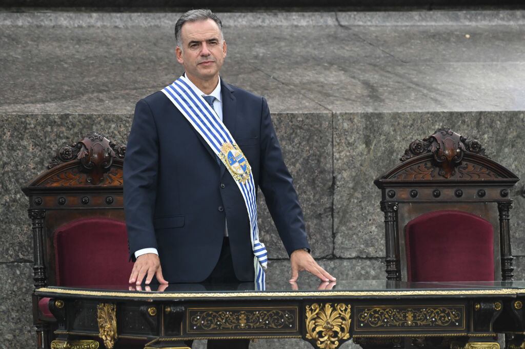 El presidente electo Yamandú Orsi en la Plaza Independencia en Montevideo, Uruguay, durante la posesión.