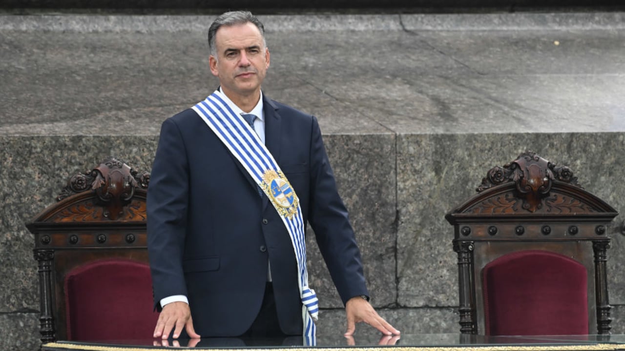 El presidente electo Yamandú Orsi en la Plaza Independencia en Montevideo, Uruguay, durante la posesión.