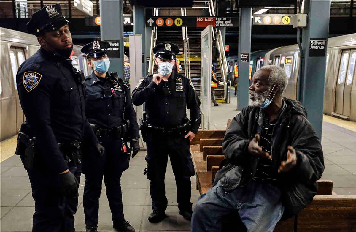 Los oficiales de Policía notifican a un hombre que la Terminal de Conewell Island Stillwell está cerrada el miércoles, 6 de mayo de 2020, en el barrio de Brooklyn de Nueva York. Foto: Frank Franklin II/AP