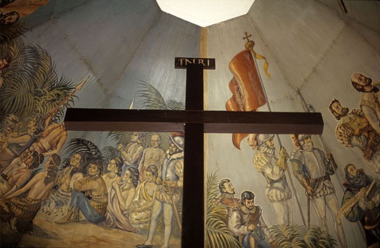 La Cruz de Magallanes bajo la cual se dice que está la que plantaron los conquistadores al arribar a Filipinas en 1521, es testimonio de un legado que perdura: la fe.