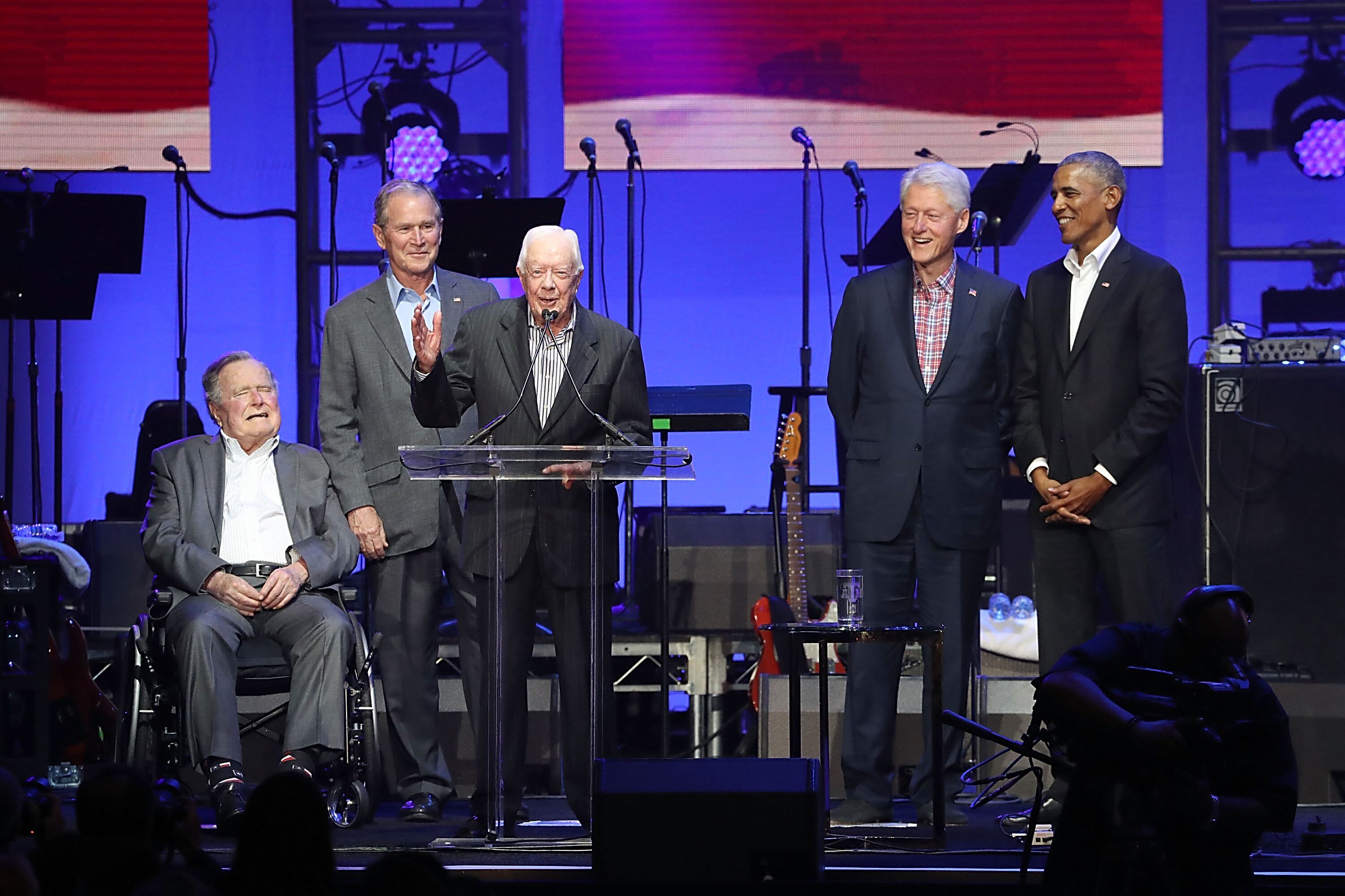 (De izquierda a derecha) Los ex presidentes de Estados Unidos, George H.W. Bush, George W. Bush, Jimmy Carter, Bill Clinton y Barack Obama se dirigen a la audiencia durante el concierto "Deep From The Heart: One America Appeal" en Reed Arena el 21 de octubre de 2017 en College Station, Texas.