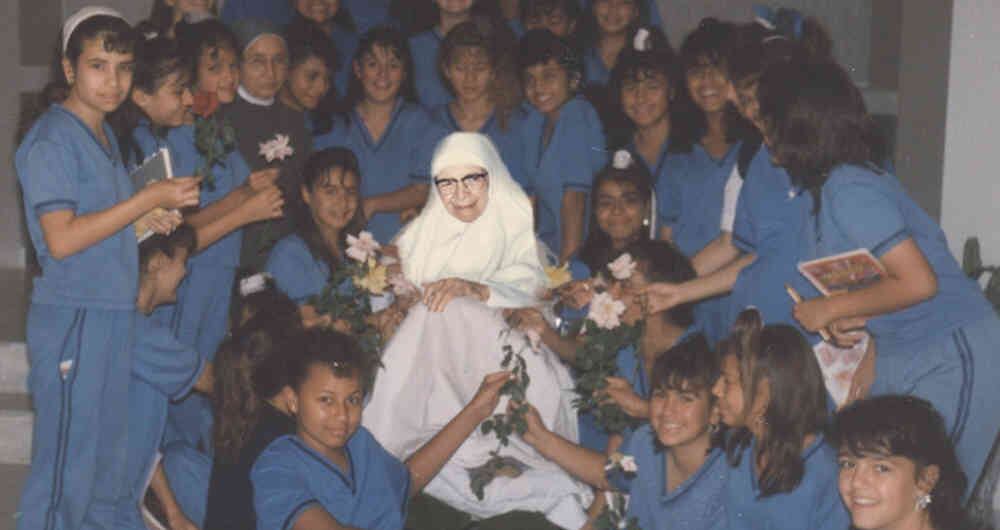 María Berenice con sus alumnas