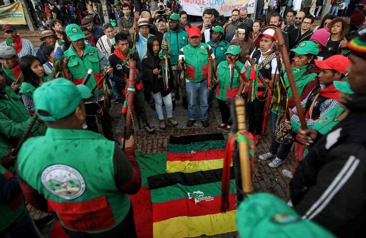 La bandera de los pueblos afro también hizo parte del ritual de armonización. Foto: Esteban Vega / Semana.