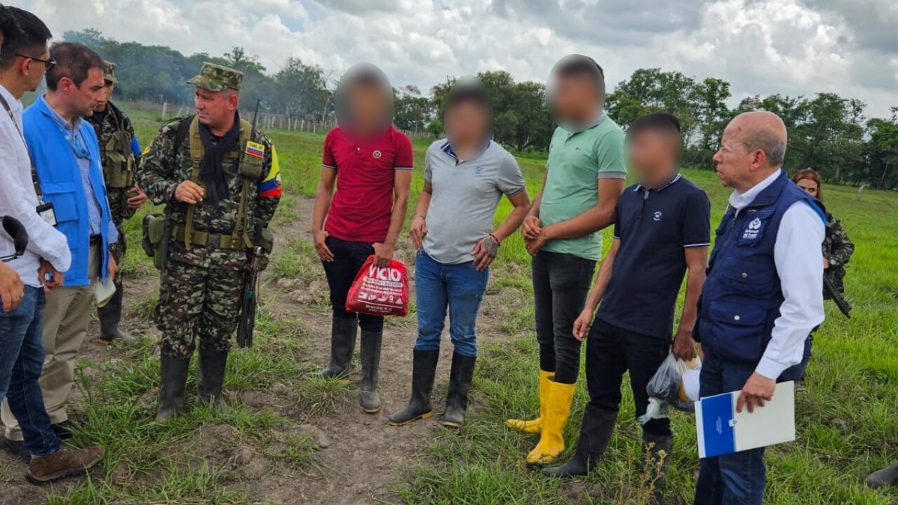 Disidencias liberan a cuatro secuestrados gracias a gestión de la misión humanitaria.