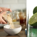 Las componentes de fibra de la avena y los antioxidantes del limón pueden aportar beneficios al organismo para bajar de peso.