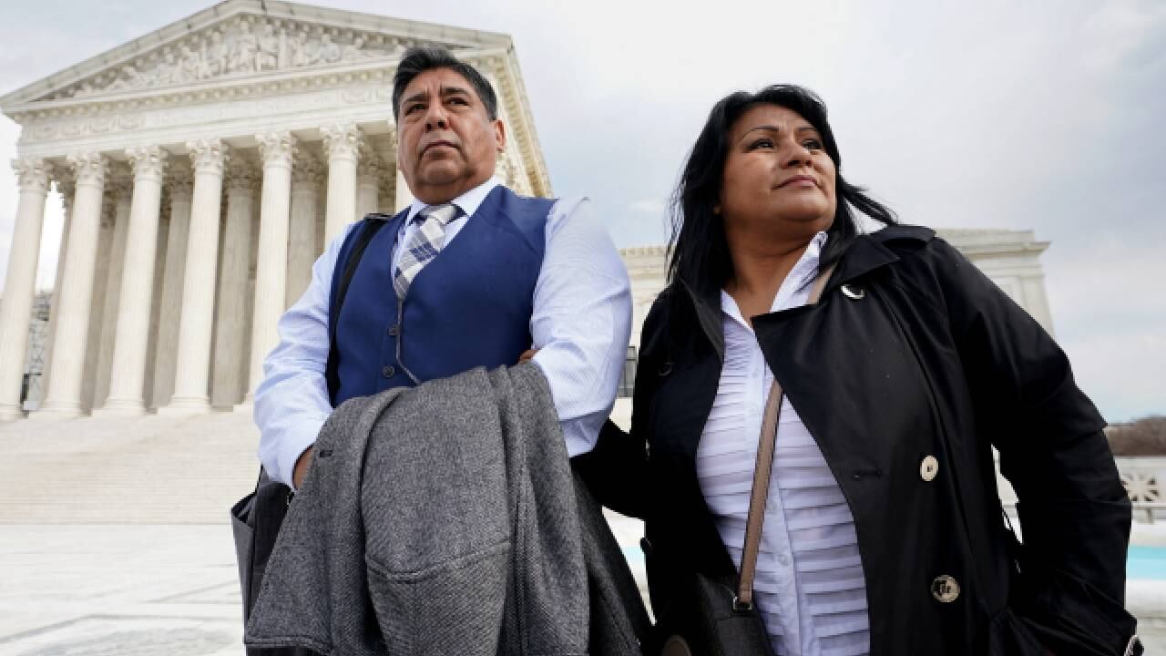 Familiares de Nohemi González, quien recibió un disparo mortal en los ataques de París de 2015.