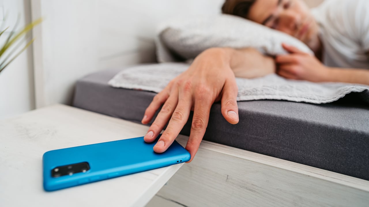 Dormir con celular puede ser perjudicial para el buen descanso de las personas.