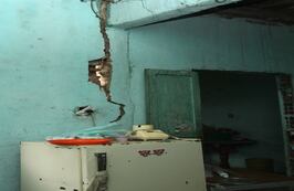 Hay muchas familias en Villarrica que viven en casa a punto de caerse pero prefieren vivir entre las grietas que en la calle. Foto: Pablo Andrés Monsalve