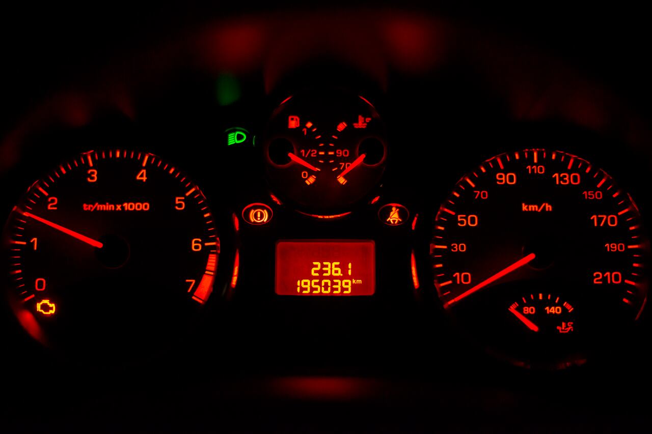 Prestar atención a los testigos del carro es esencial para garantizar la seguridad.