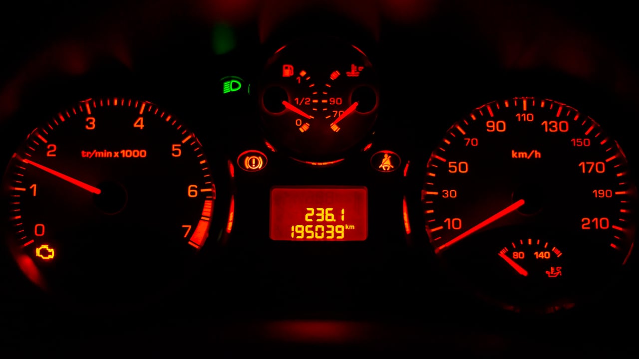 Prestar atención a los testigos del carro es esencial para garantizar la seguridad.