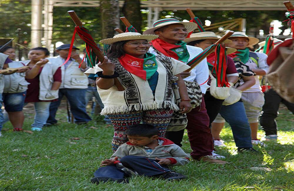 Neriberta. ¡Guardia, guardia, fuerza, fuerza! es la arenga con la que los indígenas, sosteniendo la chonta de mando, reiteran la resiliencia que los caracteriza.