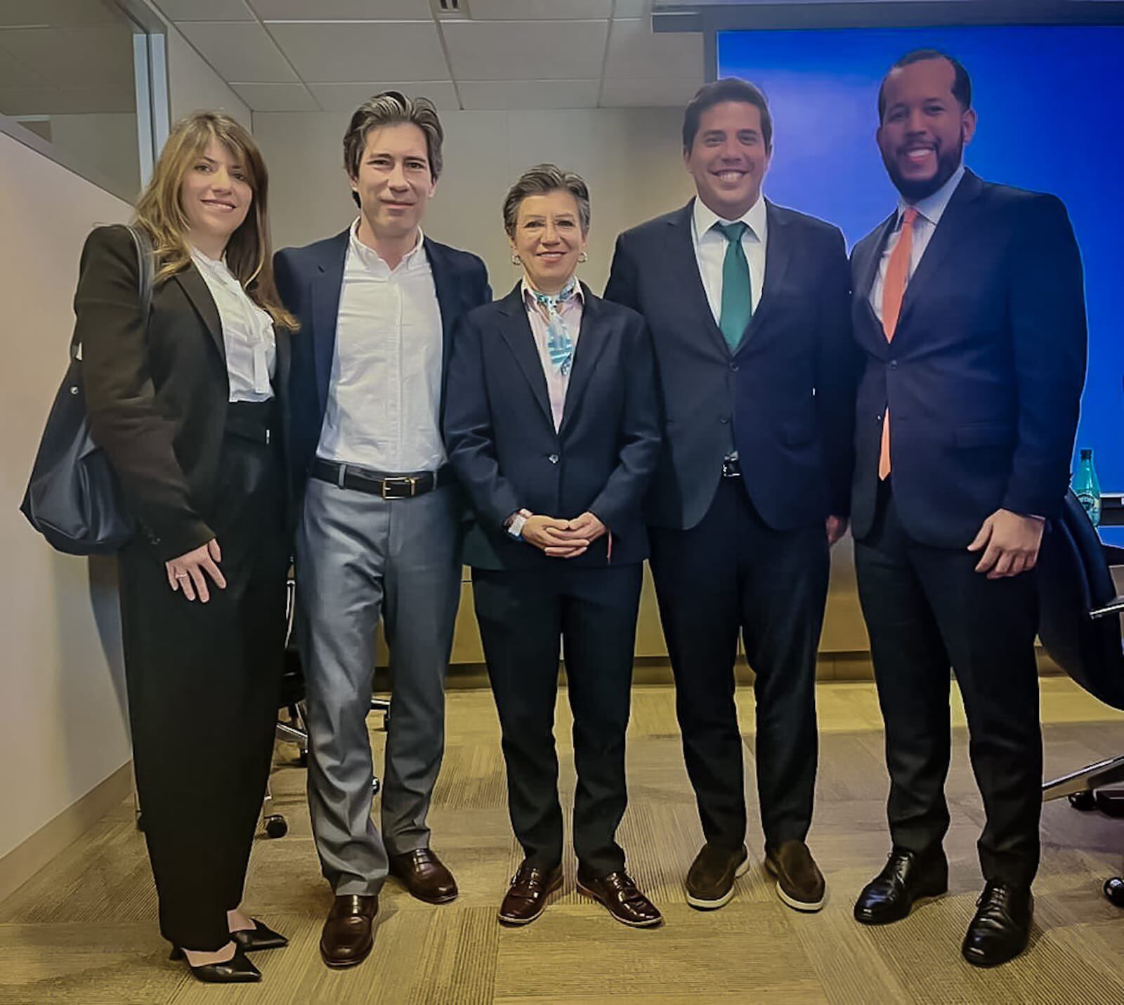 De izquierda a derecha: Mariana Quidel, directora de Inversiones de  Meridian; Rafael Matas, líder de Inversión en Infraestructura BID Invest; Claudia López, alcaldesa mayor de Bogotá; Eduardo Holgado, director de Goldman Sachs; y Elias Alcántara, vicepresidente de Macquarie.