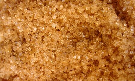 Aplicar la mascarilla de aloe vera y azúcar morena sobre el rostro y dar un suave masaje circular con la yema de los dedos