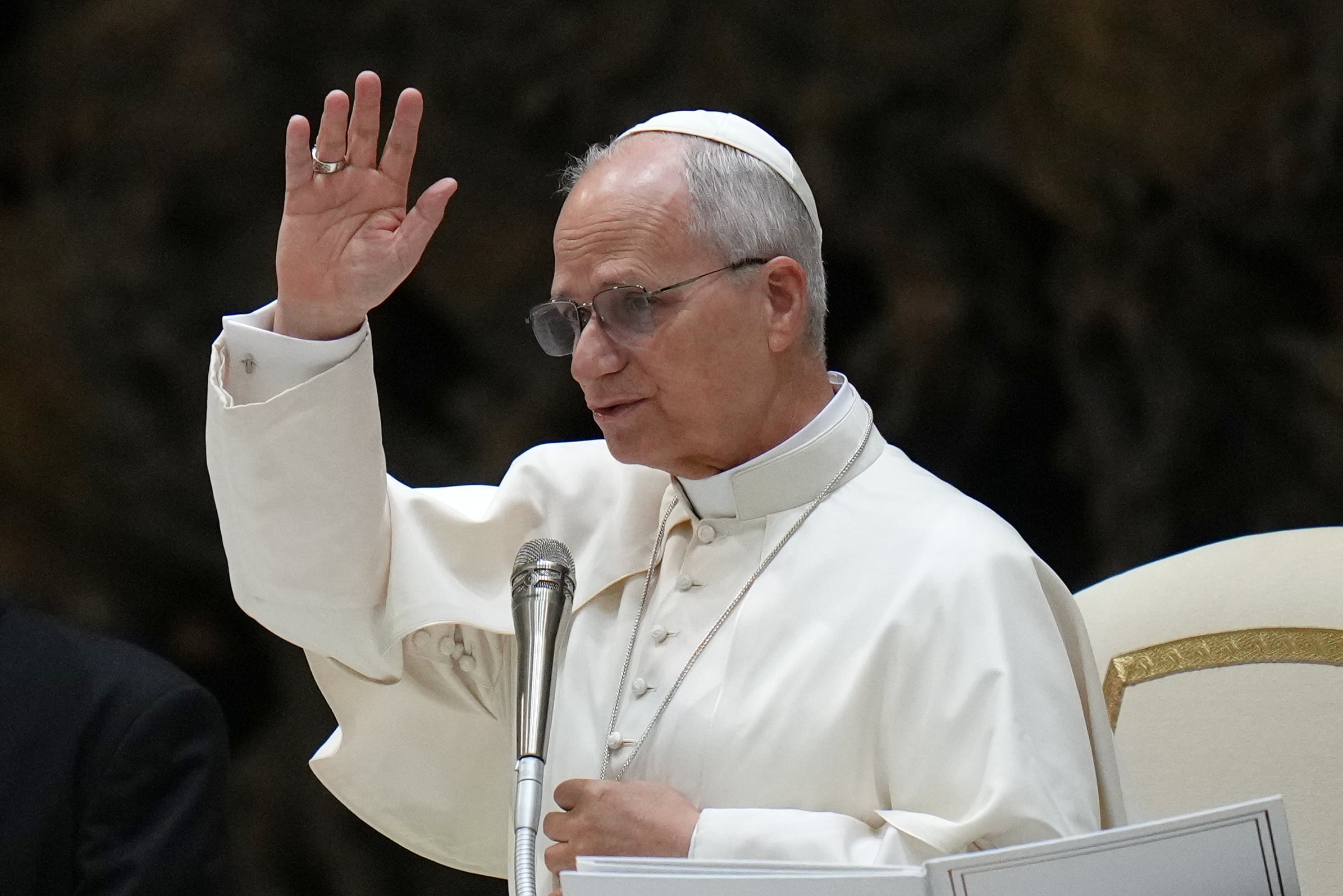 El papa León XIV celebra su audiencia general en la sala Pablo VI del Vaticano.