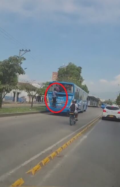 Imprudencia: Un hombre se colgó de un bus del MIO en Cali arriesgando su vida.