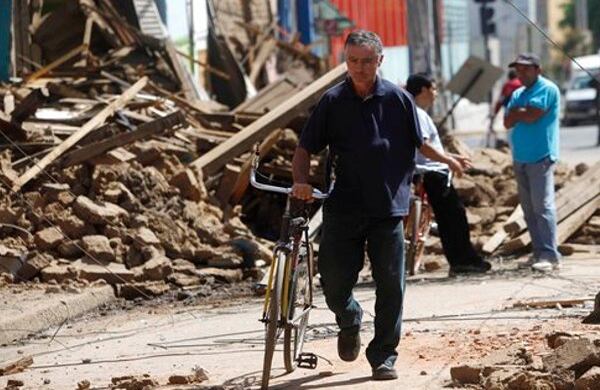 Destruidas quedaron viviendas, calles y vehículos a lo largo de varias vías de este país. El número de muertos aumenta cada vez más. Son las consecuencias de un terremoto de 8,8 grados de magnitud que sacudió a Chile en la madrugada del sábado 27 de febrero de 2010.