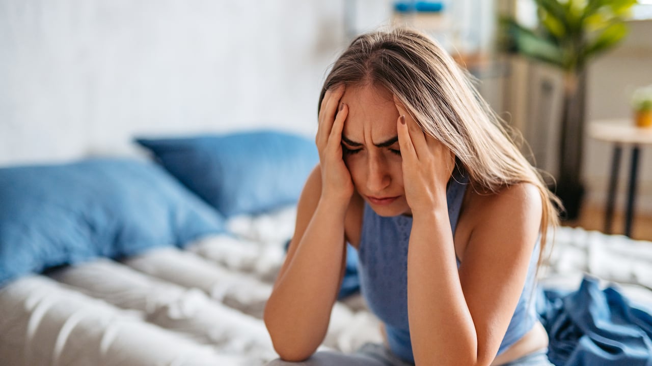 Uno de los síntomas de la apnea del sueño es el dolor de cabeza en la mañana.
