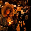 Los manifestantes enojados por las estrictas medidas contra el virus pidieron la renuncia del poderoso líder de China, una reprimenda sin precedentes como autoridades en al menos ocho ciudades luchó para reprimir las manifestaciones del domingo que representan un raro desafío directo al gobernante Partido Comunista. (AP Photo/Ng Han Guan)