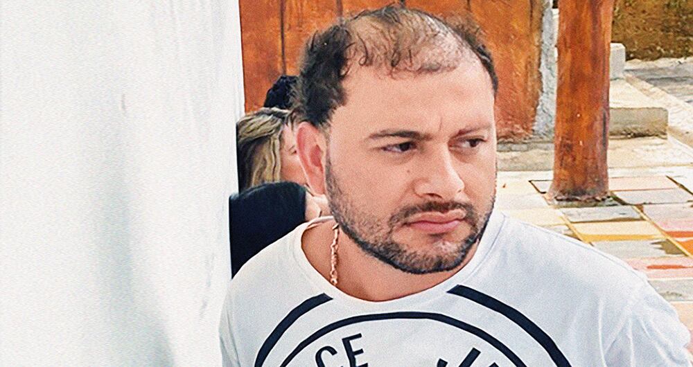  Momento en el que la policía esposa a José Omar Henao Acevedo, jefe de los Pachelly, uno de los hombres más buscados en Antioquia.