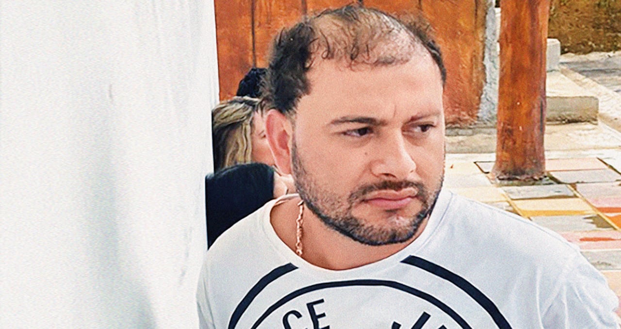 Momento en el que la policía esposa a José Omar Henao Acevedo, jefe de los Pachelly, uno de los hombres más buscados en Antioquia.