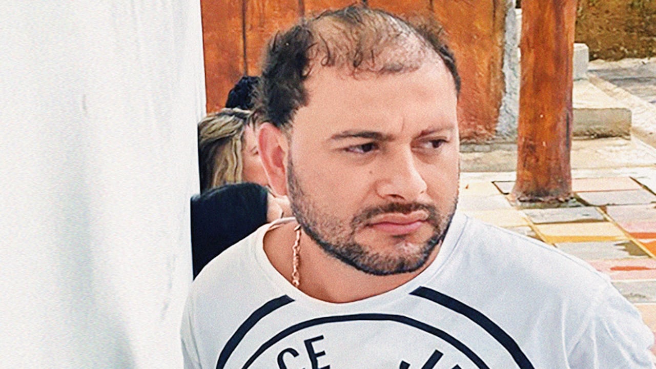 Momento en el que la policía esposa a José Omar Henao Acevedo, jefe de los Pachelly, uno de los hombres más buscados en Antioquia.